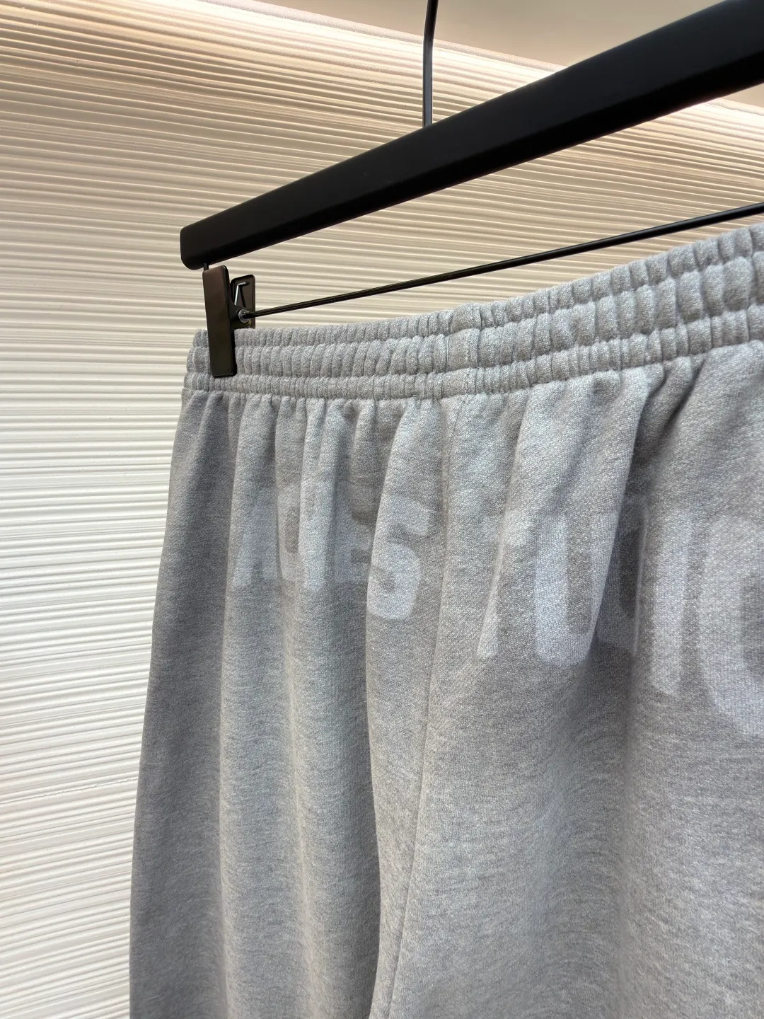Acne Studios printed logo sweatpants ●Item number: 1682181-A90 ●Material: Floral soft velvet nylon fabric ●Technology: Imported machine foam printing production ●Color: Gray ●Version: Loose fit ●Weight: about 615 grams ●Size: It is embellished with the college-style seasonal logo pattern and outlines the personal logo with simple and tense lines. The hidden luxury beauty of the sweatpants is carved with Maliu craftsmanship. From rich to light, the color transition is natural and smooth, like the elegant style accumulated over time. The suit is present, interpreting the infinite possibilities of fashion from a unique perspective. Imported machine white foam printing uses imported professional printing equipment to apply a special white slurry to the surface of the textile in a specific pattern through precise mechanical control. The foaming agent is heated to decompose to generate gas. The slurry expands to form a three-dimensional white foam pattern. Gradient special slurry spraying process sprays dyes of different colors on the surface of the fabric to achieve rich color changes in the clothes under different lights, increasing the visual layering. The fabrics have been carefully washed, have a better hand feel and texture, are not easy to deform, are not easy to shrink, are not easy to fade, and maintain long-term beauty. The overall wiring is straight and delicate, the fabric is comfortable and soft, and the color is consistent without color difference. It can be matched with the same style to create a fashionable look and control various occasions. Customized accessories, complete with three standards, same style for men and women!